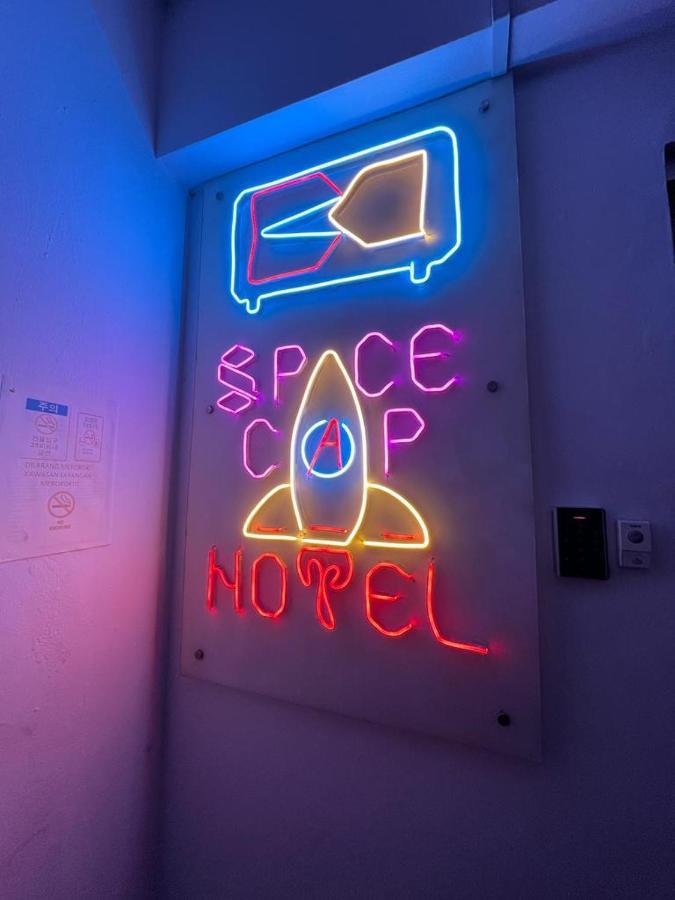 Space Cap Hotel Kota Kinabalu Bagian luar foto